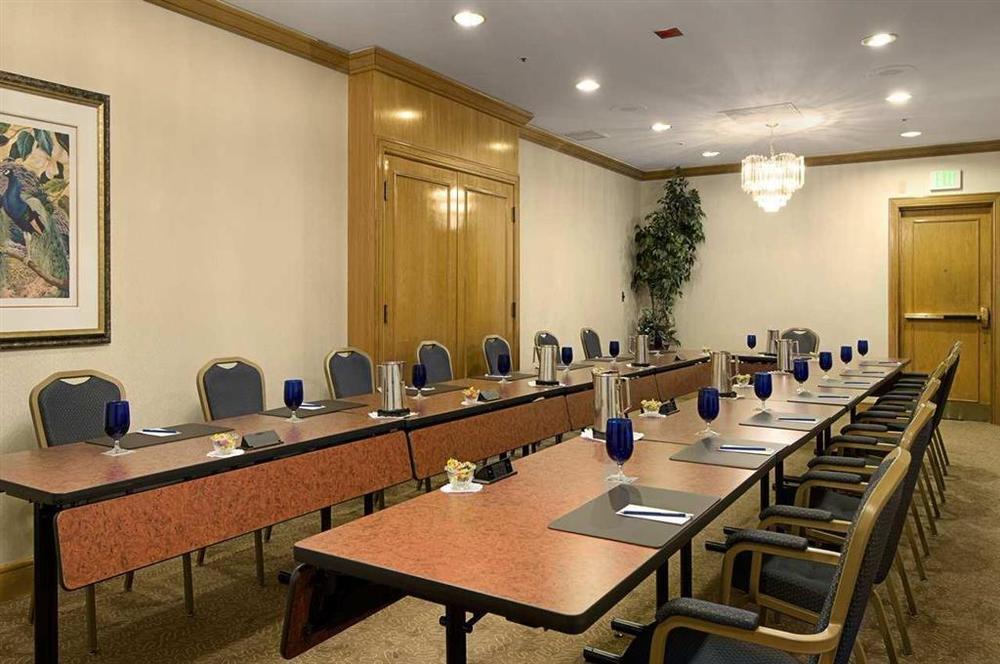 Hilton Angeles-universal 4*