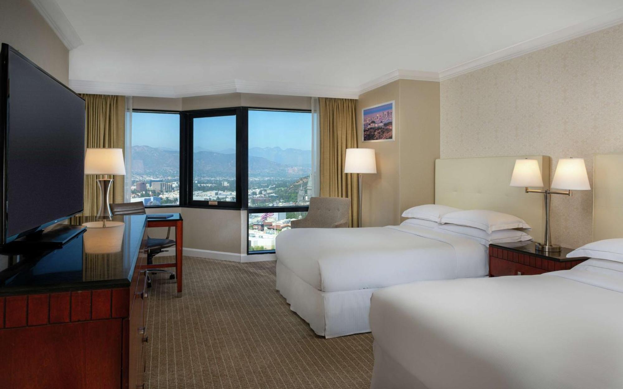 Hilton Angeles-universal 4*